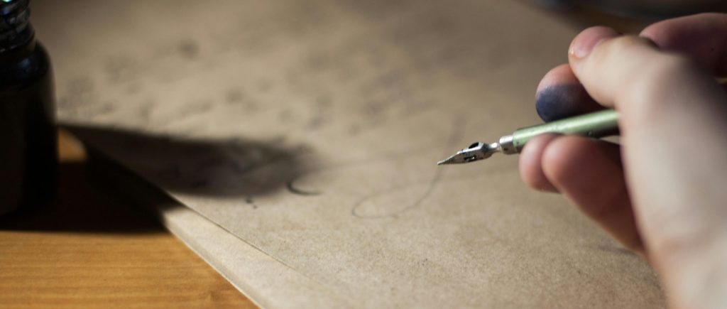 Écriture à la plume sur papier d'invitation