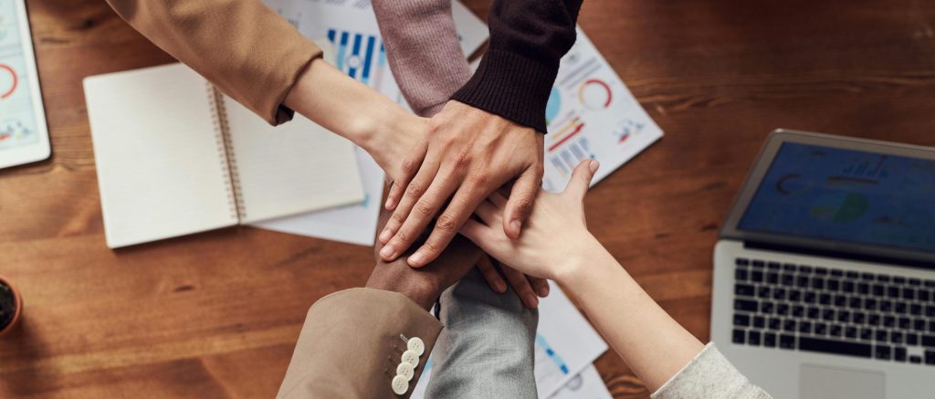 L’équipe de MAJ - Musique, Art et Jeunesse, réunie pour promouvoir la musique et accompagner les artistes.